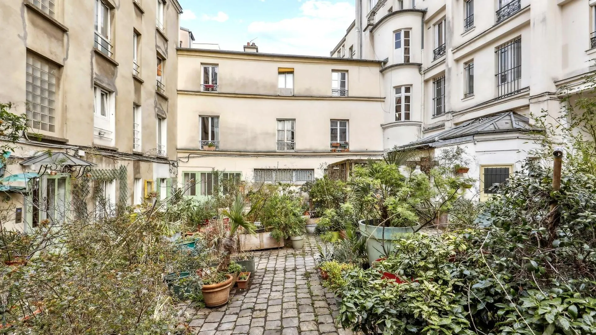 Charming Top Floor Near Montmartre 巴黎 法国